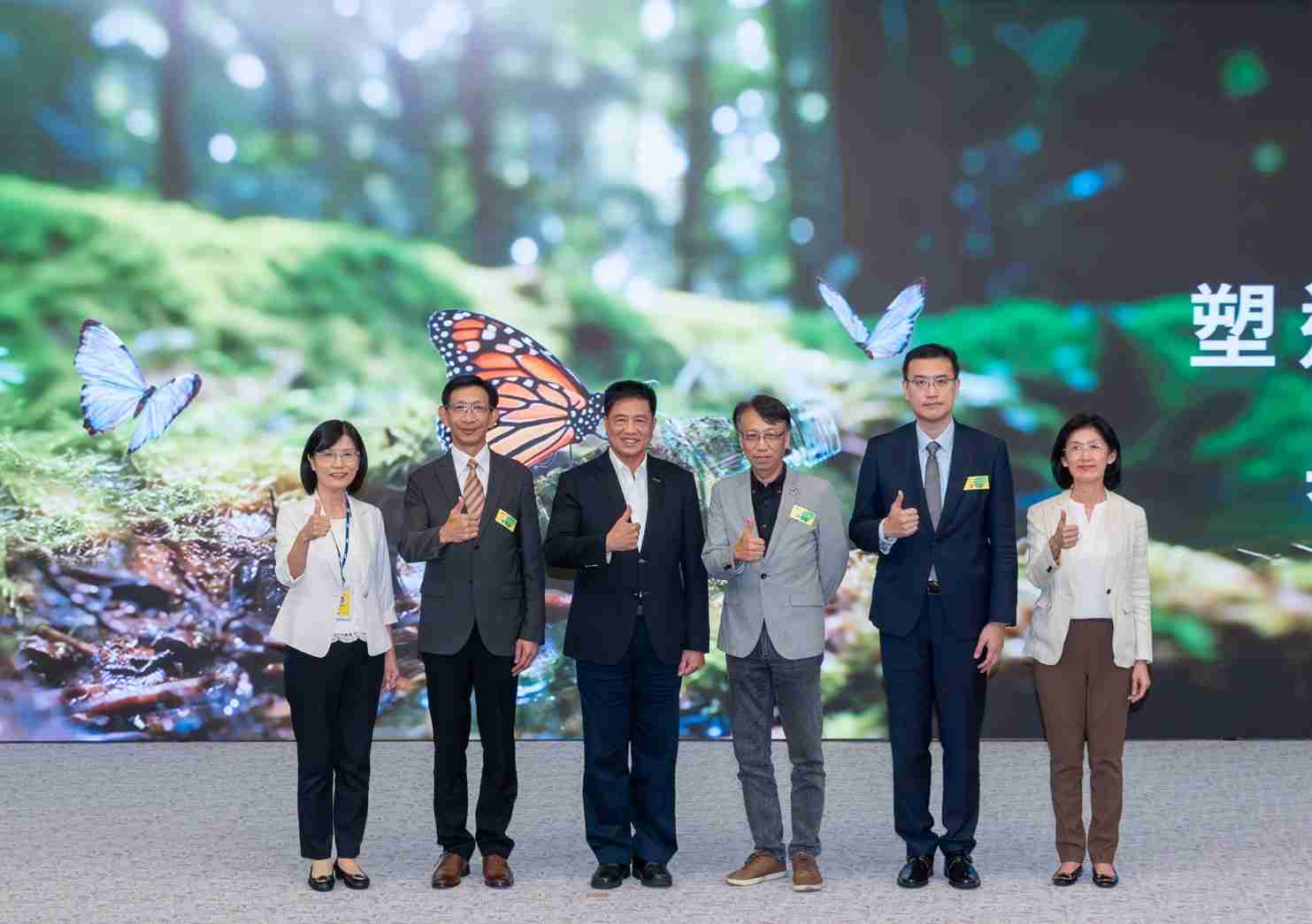 友達2023 CSR共榮大會，，，邀請領域專家分享交流生物多樣性管理趨勢、、、無塑產品、、海廢永續塑料等議題  （圖左到右：友達光電永續長古秀華、、、、3M台灣技術長陳君杰、、、友達光電董事長暨集團策略長彭双浪、、、、光寶科技企業永續發展處處長陳慶暉、、、安永聯合會計師事務所執業會計師曾于哲、、、友達光電供應鏈總部副總經理吳宜芳）