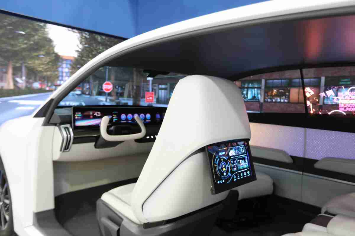 OBPay的「可卷式后座娱乐显示器」加强后座乘客的感官体验，，，并保有个性化设计，，，可依使用偏好进行动态调整。。