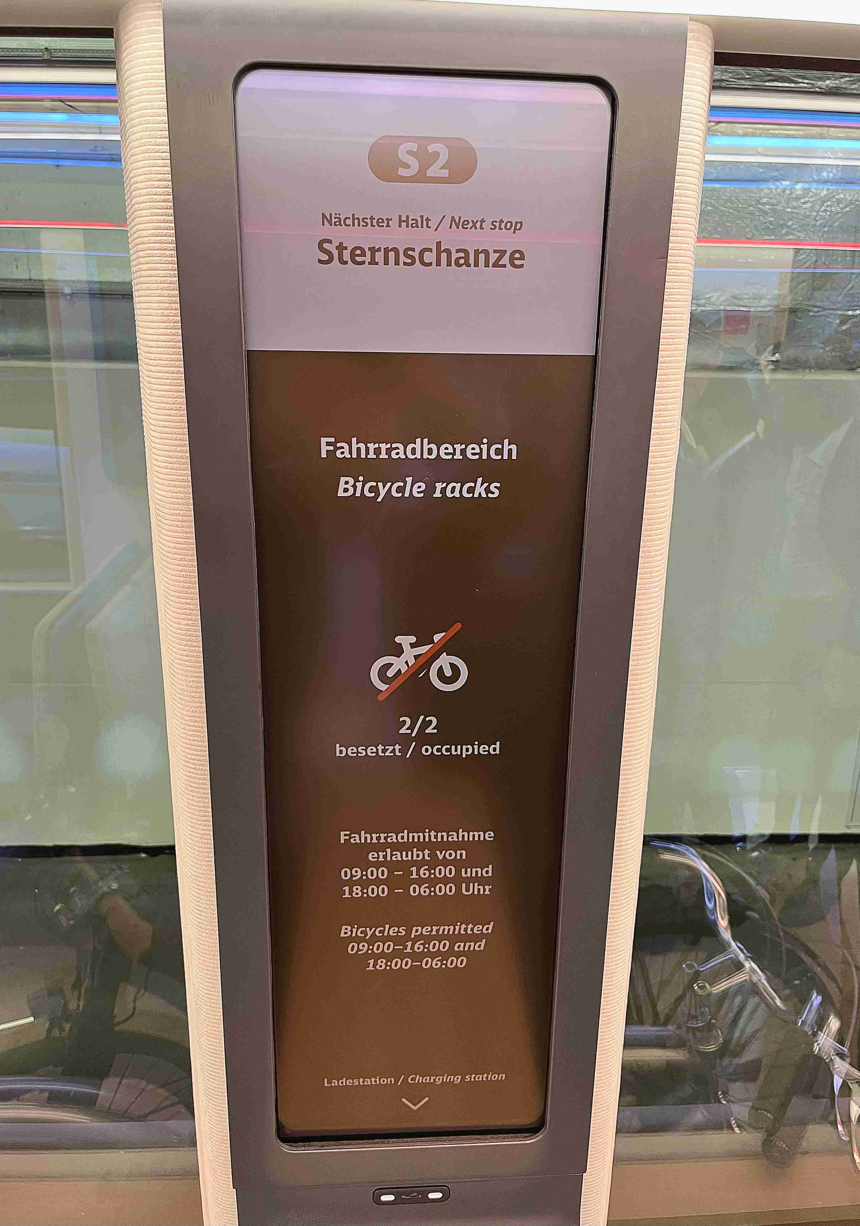 达擎HiRaso显示技术采用胆固醇液晶独特的双稳态特性及反射环境光线的方式，，，发挥最佳能源运用效率，，，其仅在更换显示画面时才消耗电力，，，在持续静止的画面显示上则为零耗电，，与传统液晶显示技术相比大幅节省90%能耗